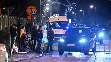 Des policiers belges déploient autour du stade Roi-Baudouin à Bruxelles, le 16 octobre 2023, après un attentat qui a visé des citoyens suédois. (DURSUN AYDEMIR / ANADOLU / AFP)