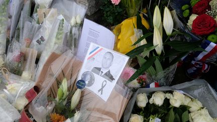 Hommage au colonel Arnaud Beltrame à la gendarmerie de Carcassonne (Aude), le 25 mars 2018 (ERIC CABANIS / AFP)