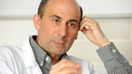 Le professeur Laurent Lantieri, directeur du service de chirurgie plastique reconstructrice et esthétique à l'hôpital européen Georges Pompidou,&nbsp;en avril 2009. (CLAUDE STEFAN / MAXPPP)