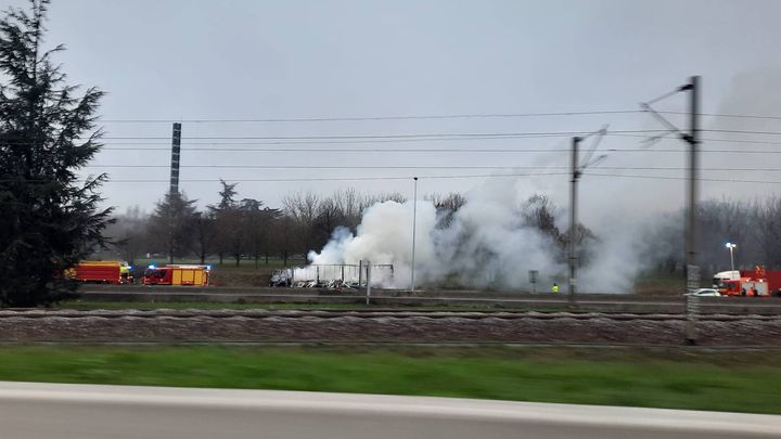 Trois camions exactement sont impliqués dans l'accident sur l'A1, selon la préfecture du Val-d'Oise, mardi 19 décembre. L'un des trois transportait du fuel domestique. Il s'est embrasé. Deux poids lourds sont totalement brûlés, le troisième partiellement. (WILLY MOREAU / FRANCEINFO)