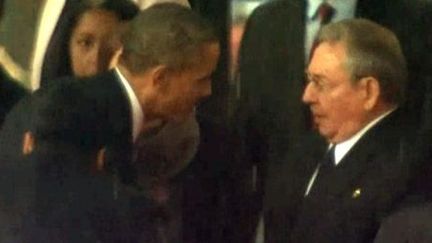 Capture d'écran montrant la poignée de main entre Barack Obama et Raul Castro.  (SABC / AFP)