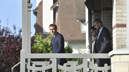 Emmanuel Macron quitte sa maison du Touquet-Paris-Plage (Pas-de-Calais), le 18 juin 2017, lors du second tour des élections législatives. (PHILIPPE HUGUEN / AFP)