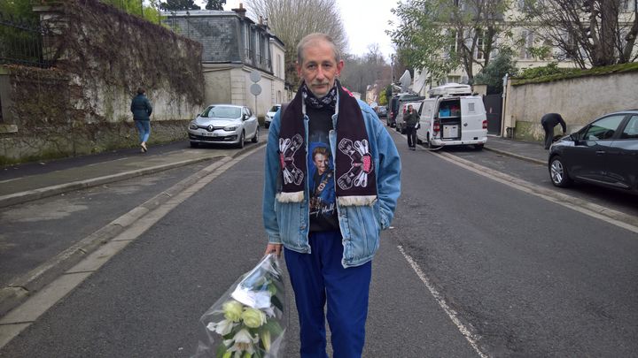 Ce fan de Johnny Hallyday est venu déposer des fleurs devant le domicile du chanteur, jeudi 6 décembre 2017 à Marnes-la-Coquette. (F. MAGNENOU / FRANCEINFO)