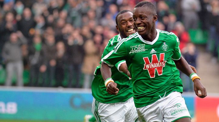 Max-Alain Gradel f&ecirc;te l'un de ses deux buts inscrits contre Lille. (PHILIPPE MERLE / AFP)