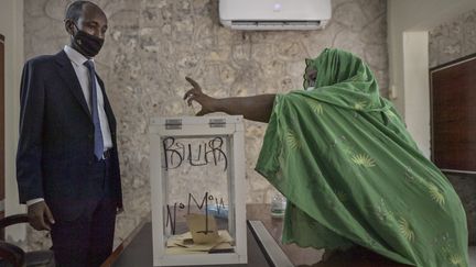 Une femme vote pour l'élection présidentielle à Djibouti, le 9 avril 2021. (TONY KARUMBA / AFP)