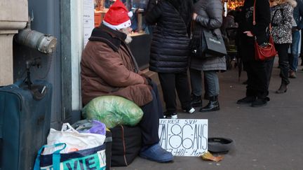 Une personne sans-abri fait la manche devant les grands magasins du Boulevard Haussmann, à Paris, en novembre 2017. (MAXPPP)