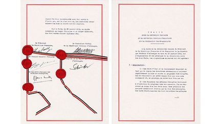 Original sur papier fileté doré sur tranche de dix feuillets signé et scellé de cinq cachets de cire rouge réunis par un ruban bleu, blanc et rouge.
A gauche signature de Charles de Gaulle, Konrad Adenauer, Georges Pompidou, Gerhard Schroeder et Maurice Couve de Murville.
 
 Le 22 janvier 1963, Charles De Gaulle et Konrad Adenauer signent le Traité de l’Elysée qui scelle la réconciliation entre la France et l’Allemagne.
 
 
 
 
 (Archives diplomatiques)