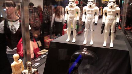 Vous ne le savez probablement pas mais l'Empire imagin&eacute; par George Lucas au cin&eacute;ma se d&eacute;cline aussi &agrave; travers d'innombrables jouets, expos&eacute;s pour la premi&egrave;re fois au mus&eacute;e des Arts d&eacute;coratifs &agrave; Paris. (ELODIE DROUARD / FTVI)