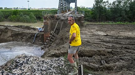 Un pont ravagé par les inondations qui ont touché l'Emilie-Romagne, le 21 mai 2023 à Sant'Agata sul Santerno (Italie). (ANDREAS SOLARO / AFP)