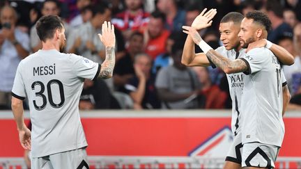 Lionel Messi, Kylian Mbappé et Neymar célébrant un but lors de Lille-PSG, le 21 août 2022. (DENIS CHARLET / AFP)