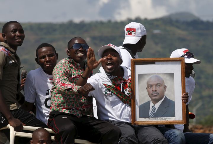 Des partisans du pr&eacute;sident burundais, Pierre Nkurunziza, paradent avec son portrait, le 15 mai 2015, dans la capitale&nbsp;Bujumbura (Burundi). (GORAN TOMASEVIC / REUTERS)