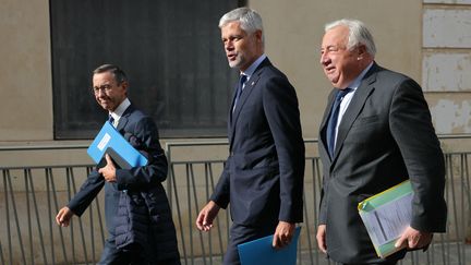 (De gauche à droite) Bruno Retailleau, Laurent Wauquiez et Gérard Larcher arrivent à Matignon pour une réunion avec le nouveau Premier ministre, Michel Barnier, le 6 septembre 2024 à Paris. (THOMAS SAMSON / AFP)