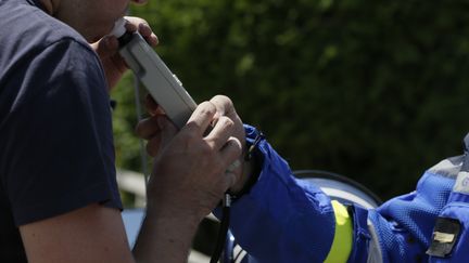 Un contr&ocirc;le de gendarmerie &agrave; Beaune (C&ocirc;te-d'Or), le 6 juillet 2013. (KENZO TRIBOUILLARD / AFP)