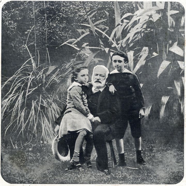 Victor Hugo et ses petits-enfants à Guernesey en 1872 
 (Lee/Leemage)