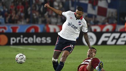 Le défenseur Juan Izquierdo, le 14 mars 2024, lors d'un match de Copa Libertadores contre les Boliviens d'Always Ready. (EITAN ABRAMOVICH / AFP)