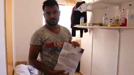 Une fois enregistr&eacute;s aupr&egrave;s du commissariat de Kos (Gr&egrave;ce), les migrants re&ccedil;oivent un document autorisant leur s&eacute;jour sur le territoire grec pendant un mois, voire six pour les Syriens, consid&eacute;r&eacute;s comme des r&eacute;fugi&eacute;s de guerre. Un laissez-passer qui leur permet de poursuivre leur voyage. (BENOIT ZAGDOUN / FRANCETV INFO)