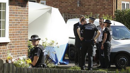 Des policiers fran&ccedil;ais s'entretiennent avec leurs homologues britanniques devant le domicile de Saad Al-Hilli, &agrave; Claygate (Royaume-Uni), le 8 septembre 2012. (OLIVIA HARRIS / REUTERS)