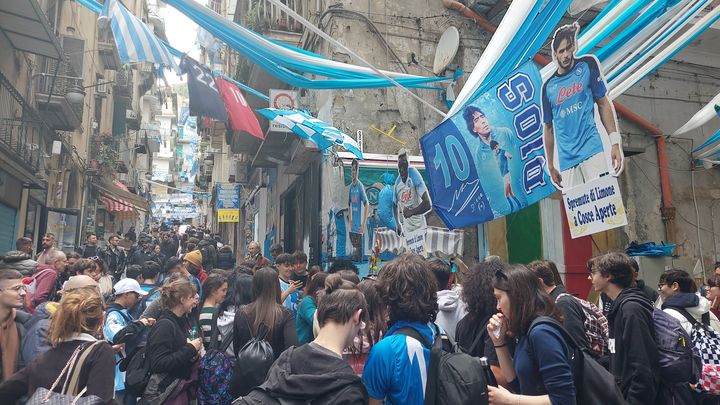 À Naples, les supporters attendent avec impatience le sacre de leur club, 33 ans après celui avec Maradona. (BRUCE DE GALZAIN / RADIOFRANCE)