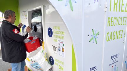 Un collecteur de bouteilles en plastique à l'initiative d'un supermarché de Montauban en Bretagne. Le client dépose ses bouteilles et obtient un bon d'achat en échange. (MAXPPP)