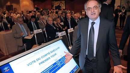 No&euml;l Le Gra&euml;t pose devant le d&eacute;compte des votes &agrave; l'&eacute;lection du pr&eacute;sident de la F&eacute;d&eacute;ration fran&ccedil;aise de football, le 18 juin 2011, &agrave; Paris.&nbsp; (FRANCK FIFE / AFP)