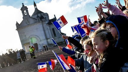 Des enfants tiennent des drapeaux français lors d'une cérémonie de commémoration au cimetière de Notre-Dame-de-Lorette, près d'Arras (Pas-de-Calais), le 8 novembre 2018. (PHILIPPE HUGUEN / AFP)