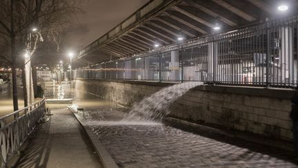 De l'eau est évacuée d'une station du RER C, le 26 janvier 2018, à Paris. (ANAS SAIDI / CROWDSPARK / AFP)