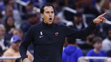 L'entraîneur du Miami Heat&nbsp;Erik Spoelstra a déploré la gestion "parfois déroutante" de la NBA de la vague omicron, après le report du match de son équipe contre&nbsp;San Antonio, initialement prévu mercredi 29 décembre. (MICHAEL REAVES / ATP)