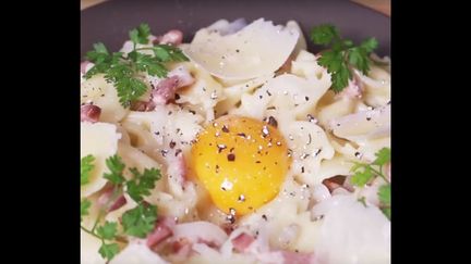 Capture d'écran d'une vidéo postée par le site Démotivateur montrant&nbsp;la&nbsp;"one pot pasta à la carbonara", une recette où les pâtes à la carbonara ont été&nbsp;réalisées dans un seul récipient. (DEMOTIVATEUR FOOD OFFICIEL)