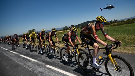 L'équipe de la Jumbo-Visma emmenant le peloton lors de la 14ème étape entre Saint-Etienne (Loire) et Mende (Lozère), le 16 juillet 2022. (MARCO BERTORELLO / AFP)