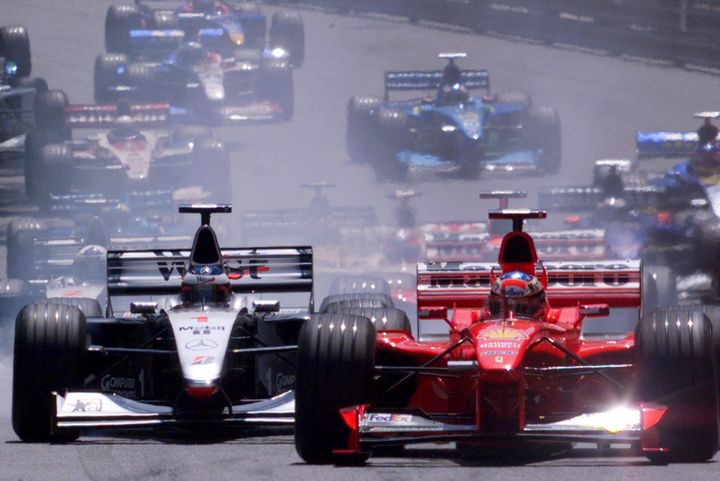 Michael Schumacher (Ferrari) et Mika Häkkinen (McLaren-Mercedes) à la lutte pour prendre les commandes du Grand Prix de Monaco, le 16 mai 1999. (PATRICK HERTZOG / AFP)