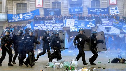 Les CRS au travail face aux supporters d'Everton (FRANCOIS LO PRESTI / AFP)