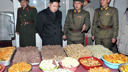 Tel p&egrave;re, tel fils... Le nouveau leader nord-cor&eacute;en Kim Jong-un (2e G) "looking at things" &agrave; Pyong Yang, le 1er janvier 2012. (KCNA / REUTERS)