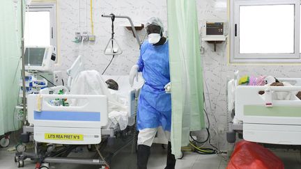 Le service de réanimation de l'hôpital Idrissa Pouyé de Dakar est saturé, alors que le nombre de nouveaux cas de contaminations au Covid-19 explose depuis le mois de juillet.&nbsp; (SEYLLOU / AFP)