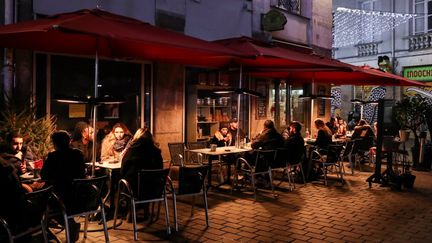 Des clients sur une terrasse chauffée à Nantes (Loire-Atlantique), le 4 janvier 2020. (SAMUEL HENSE / HANS LUCAS)