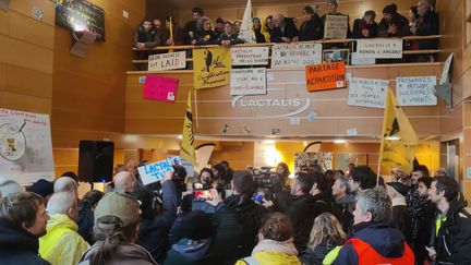 Action "coup de poing" de la Confédération paysanne au siège de Lactalis à Laval, le 21 février 2024. (NICOLAS MATHIAS / RADIO FRANCE)