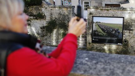 Dans les rues de Bayeux le 3 octobre 2016 (CHARLY TRIBALLEAU / AFP)