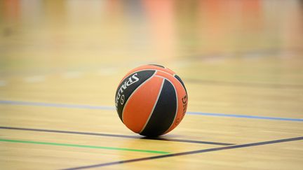 Un ballon de basket sur un parquet à Berlin. (SOEREN STACHE / AFP)