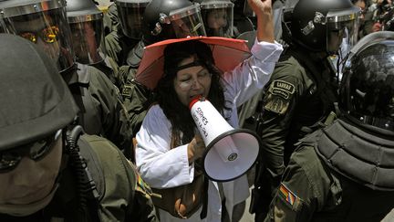 Une professionnelle de santé manifeste devant le tribunal électoral de La Paz, en Bolivie, mardi 22 octobre 2019.&nbsp; (JORGE BERNAL / AFP)