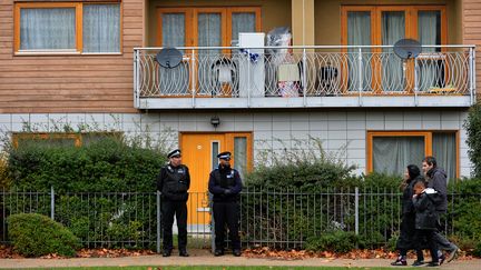 Des policiers devant le domicile du couple soup&ccedil;onn&eacute; d'avoir s&eacute;questr&eacute; trois femmes pendant trente ans, &agrave; Londres (Royaume-Uni), le 24 novembre 2013. (BEN STANSALL / AFP)