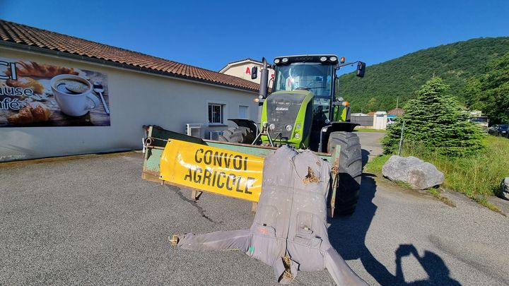 Un des tracteurs qui participent au convoi de Seilhan (Haute-Garonne), lundi 3 juin 2024. (MARION FERRERE / RADIOFRANCE)