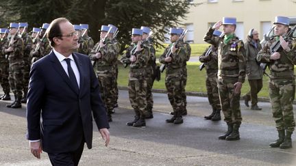 Fran&ccedil;ois Hollande passe en revue les troupes &agrave; la base a&eacute;rienne de Creil (Oise), le 8 janvier 2014. (PHILIPPE WOJAZER / AFP)