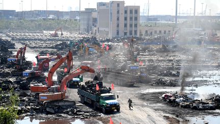 Un d&eacute;part de feu sur le site des explosions de Tianjin (Chine), le 21 ao&ucirc;t 2015. (ZHANG CHENLIN / XINHUA / AFP)