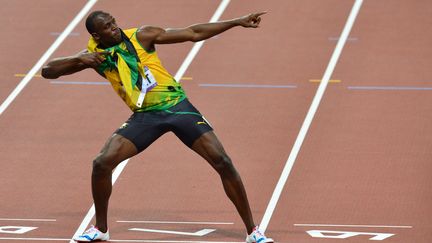 Le Jama&iuml;cain Usain Bolt f&ecirc;te son titre olympique du 200 m masculin, &agrave; Londres (Royaume-Uni), le 9 ao&ucirc;t 2012. (GABRIEL BOUYS / AFP)