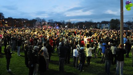 Des centaines de personnes se sont r&eacute;unies &agrave; Dorcester (Massachusetts, Etats-Unis), le 16 avril 2013, en hommage aux victimes de la double explosion de Boston. (JOHN MOTTERN / AFP)