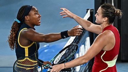 L'Américaine Coco Gauff et la Biélorusse Aryna Sabalenka après leur demi-finale à l'Open d'Australie, le 25 janvier 2024. (LILLIAN SUWANRUMPHA / AFP)