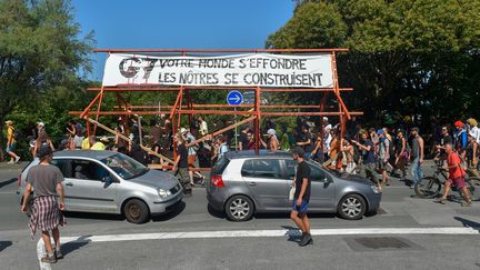 Anti-G7 : les opposants au sommet manifestent à Hendaye