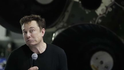 Elon Musk grimace lors d'une conférence de presse organisée le 17 septembre 2018 à Hawthorne (Californie). (CHRIS CARLSON / AP / SIPA)