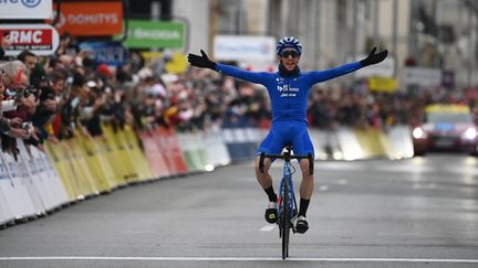 Au prix d'un joli numéro dans la dernière ascension, Simon Yates s'impose à Nice, lors de la 8e et dernière étape de Paris-Nice, le 13 mars 2022. (FRANCK FIFE / AFP)