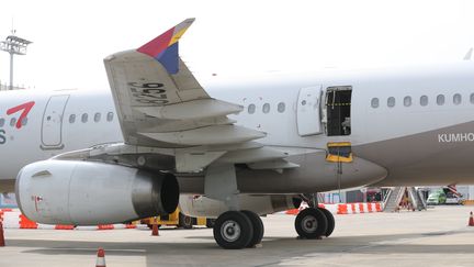 Une photo d'un avion d'Asiana Airlines à l'aéroport de Daegu (Corée du Sud), après un atterrissage d'urgence liée à l'ouverture d'une issue de secours. (YONHAP / YNA / AFP)