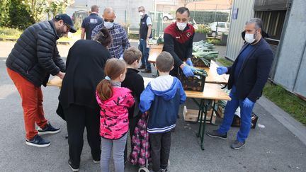 Une distribution de paniers alimentaires à destination de familles modestes, à Lille (Nord), le 9 avril 2020. (BAZIZ CHIBANE / MAXPPP)